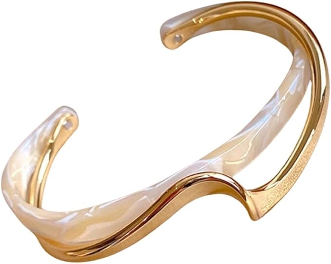 Bracelete Feminino Geométrico "Golden Wave" – Semijoia de Cobre com Acrílico, Design Moderno e Sofisticado, Look de Impacto para Festas, Eventos e Trabalho
