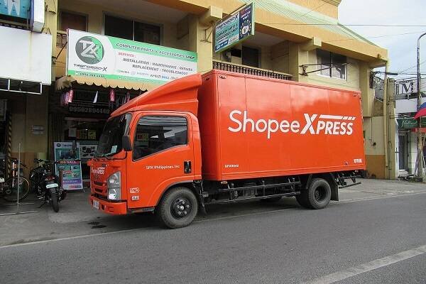 A Shopee é uma plataforma de comércio eletrônico fundada em 2015 por Forrest Li, sob a supervisão da empresa Sea Group, anteriormente conhecida como Garena.